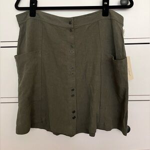 Green skirt with button detail on front